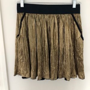 Gold skirt with pockets